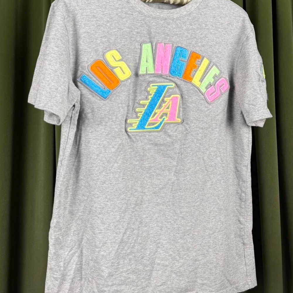 Pro Standard Los Angeles Lakers NBA Graphic T-Shirt Mens Small Grey Chenille
